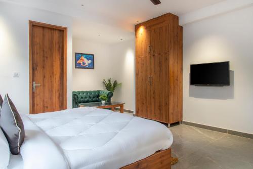 卡绍利Kasauli dream hills的一间卧室配有一张大床和电视