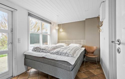 埃斯比约Cozy Home In Esbjerg V With Wifi的一间卧室设有一张床和一个窗口