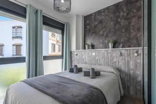 阿亚蒙特Vinos & Vinilos by Ĥ的一间卧室设有一张床和一个大窗户