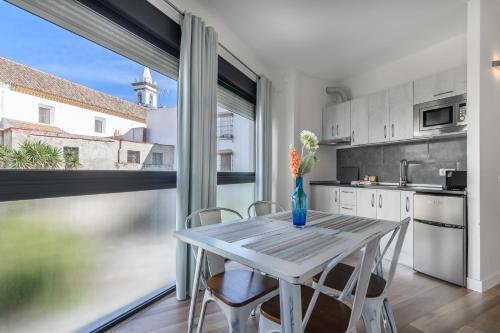 阿亚蒙特Vinos & Vinilos by Ĥ的一个带桌椅和大窗户的厨房