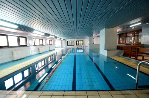 罗卡迪梅佐阿尔罗切大酒店的大楼内的大型游泳池