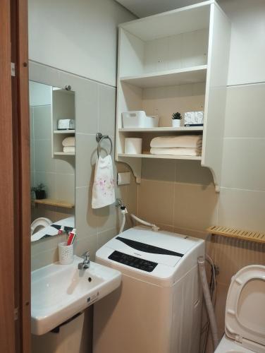 马尼拉S Residences的一间带水槽、卫生间和镜子的浴室