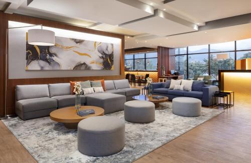 波哥大Fairfield by Marriott Bogota Embajada的带沙发和桌椅的客厅