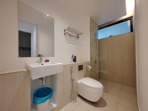 八打灵再也Lumi Tropicana 3 Bedroom Golf View # 1-6pax的白色的浴室设有水槽和卫生间。