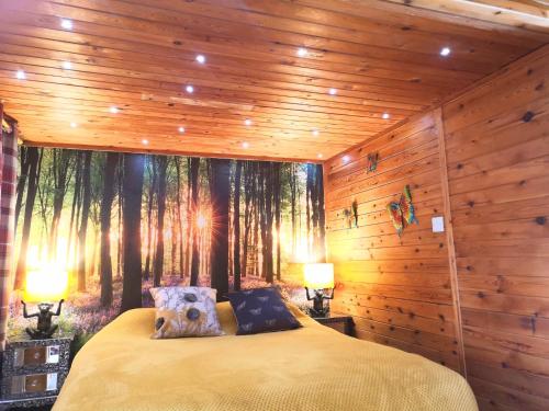 沃明斯特Otter 1 HuntersMoon-Warminster-Longleat-Wiltshire的一间卧室配有一张带木壁床的卧室