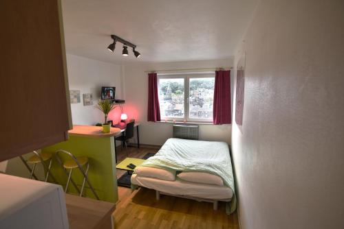 列日夸伊德罗马公寓的小房间设有一张床和一张书桌