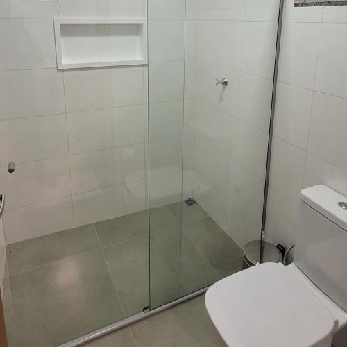 托坎廷斯州圣费利克斯Pousada Angatu Jalapão的浴室设有玻璃淋浴间和卫生间