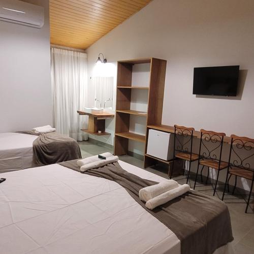 托坎廷斯州圣费利克斯Pousada Angatu Jalapão的酒店客房设有两张床和一台平面电视。