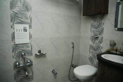 卜山Shaleen Elegance Homestay Nakki Lake 400 meters的一间带卫生间和水槽的浴室