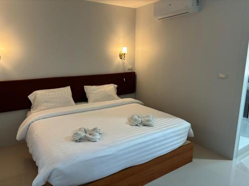 Ban Don Rakเอสซีใสวัฒนา的一间卧室,配有一张带两个弓的床