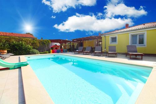 罗波里卡Ferienhaus mit Privatpool für 8 Personen ca 130 qm in Loborika, Istrien Südküste von Istrien的房屋前的游泳池