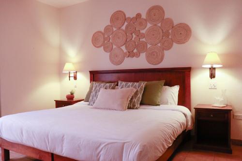 圣何塞德尔卡沃HOTEL COLLI的卧室配有一张带白色床单和枕头的大床。
