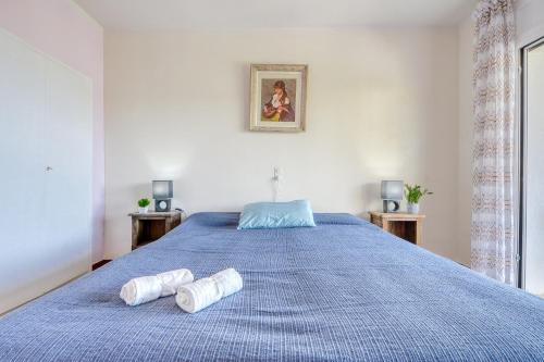 罗萨斯Corsario Roses Almadrava - Barneda的一间卧室配有蓝色的床和两个枕头