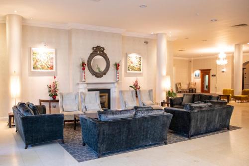 马拉海德格兰德酒店的带沙发和壁炉的客厅