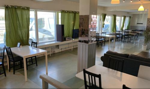 松兹瓦尔Liz Motell的餐厅设有桌椅和大窗户。