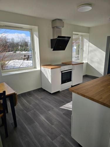滕斯贝格Solvoll的一间厨房,配有白色家电和大窗户