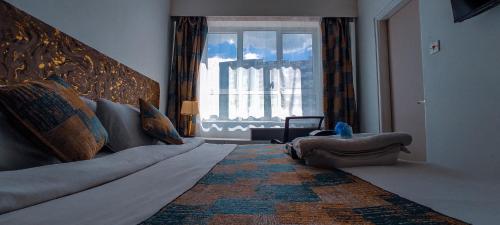 内罗毕Serene Hills Home的带沙发和窗户的客厅