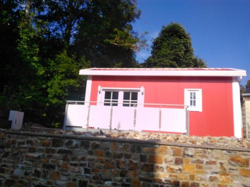 巴特马林贝格Ferienhaus in Bad Marienberg Westerwald mit Grill und Terrasse的砖墙顶上的红房子
