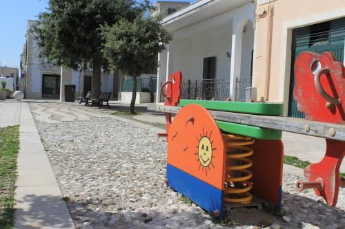 萨尔维La Villa的旁边一座建筑物的滑板上画着的长凳