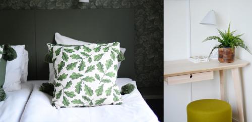 KungsängenGällöfsta Konferens & Herrgård的一间卧室配有一张带绿色和白色枕头的床