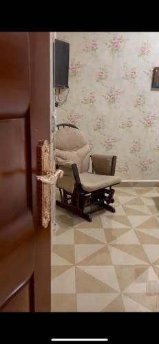 海塞卜استراحة زمردة的椅子坐在墙上的房间
