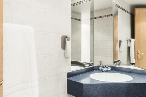 切斯特菲尔德切斯特菲尔德宜必思中心酒店集镇店的一间带水槽和镜子的浴室