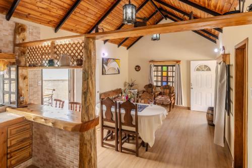El TigreCasa familiar en la colonia Tovar的一间厨房和一间带桌子的用餐室