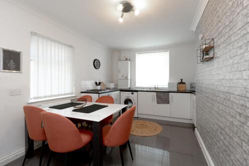 利物浦Liverpool Sanctuary: Modern Room for Two的厨房配有桌子和橙色椅子