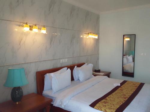杜阿拉GRAND HOTEL CITY, Douala的酒店客房,配有床和灯