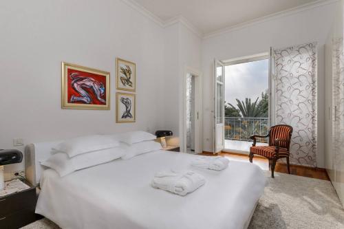 斯普利特Villa Meje Split heated pool, jacuzzi, sauna的白色的卧室设有一张白色大床和一个窗户。