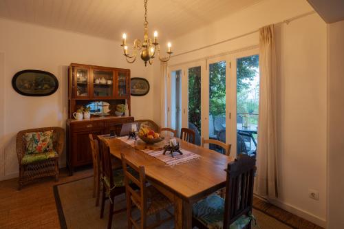 七城湖景度假屋的一间带木桌和椅子的用餐室