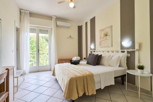 米兰马瑞提那布鲁住宿加早餐旅馆的一间卧室设有一张大床和一个窗户。