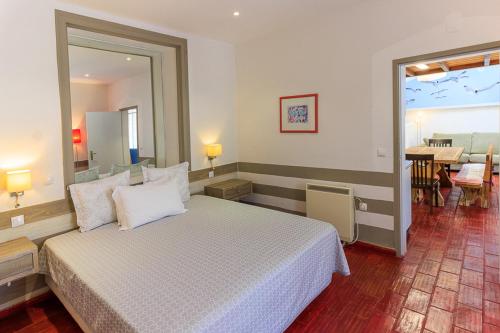 阿尔曼萨Quinta dos Amigos的一间卧室,卧室内配有一张大床