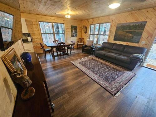 Mammoth SpringHideaway Cabin near Mammoth Springs, Ark的客厅配有沙发和桌子