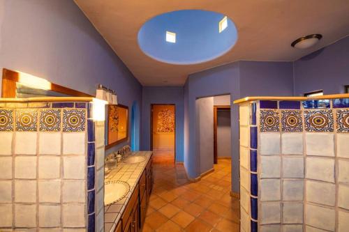 洛雷托Casa de Vista Hermosa的浴室设有两个水槽和蓝色的墙壁。