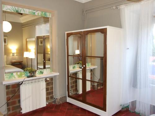 阿尔曼萨Quinta dos Amigos的带镜子的房间和带床的房间