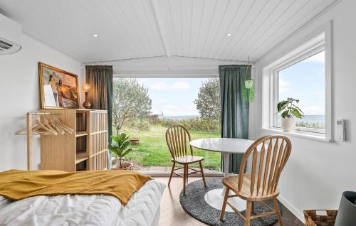 埃斯比约Cozy Home In Esbjerg V With Wifi的卧室配有一张床和一张桌子及椅子