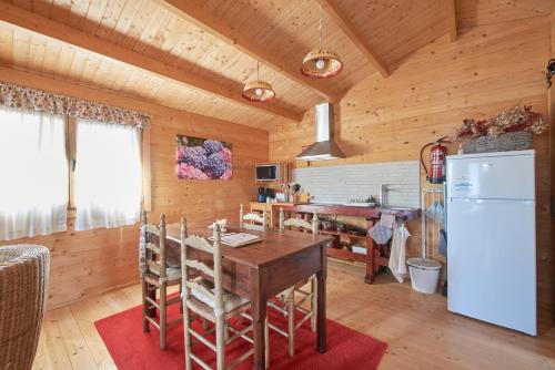 蒙塔吉尔Lakeside Cabin Oasis w/ AC, By TimeCooler的厨房以及带桌子和冰箱的用餐室