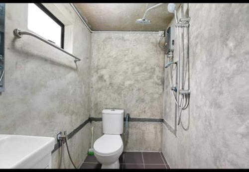 丹那拉打Hillside cottage tanah rata的一间带卫生间和水槽的浴室