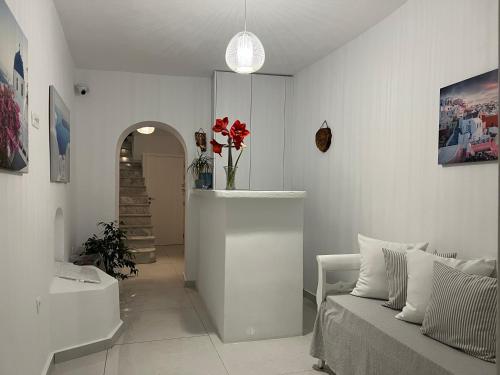 卡特瑞杜斯帕弗林纳别墅酒店的带沙发和水槽的白色客厅