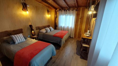奥尔诺皮伦Cabañas & Habitaciones Del Alto的一间卧室,配有两张床