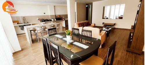 塔克纳NatAle Residencial - Departamento Primer Piso con cochera的厨房以及带餐桌的起居室。