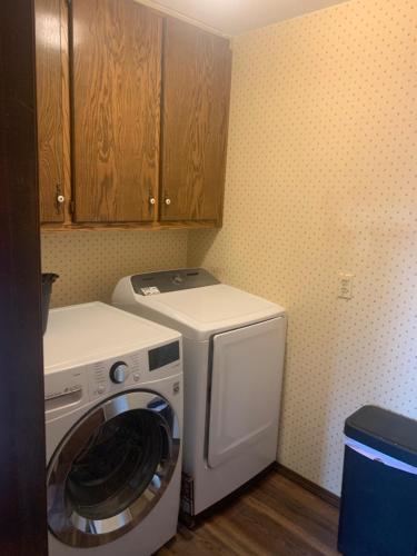 乔普林Whiteshomesplus的小厨房内的洗衣机和烘干机