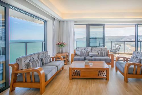 惠东小径湾海格酒店的带沙发和桌子的客厅
