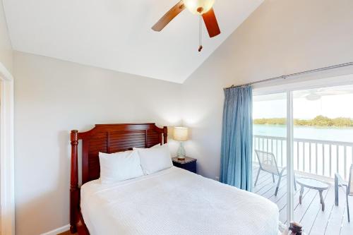 鸭礁岛Coconut House的一间卧室设有一张床和一个阳台