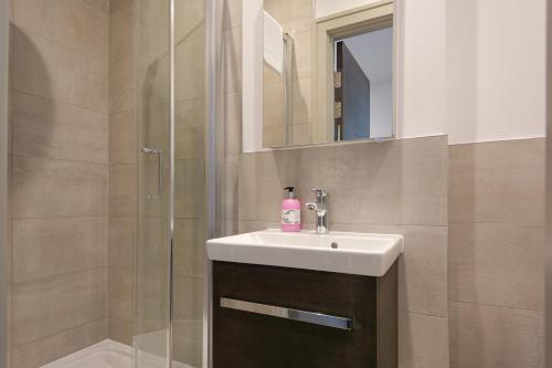 PinnerOne Bedroom Serviced Apartments in Harrow的一间带水槽和淋浴的浴室
