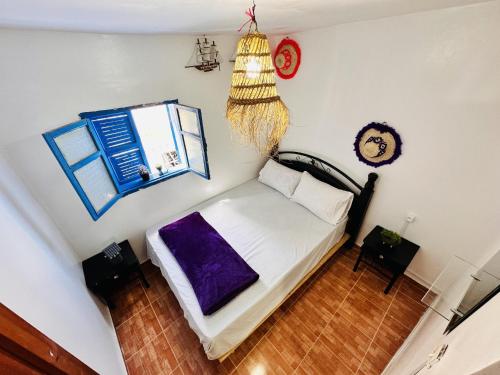 塔哈佐特Azoul Hostel Taghazout的一间小卧室,配有床和窗户