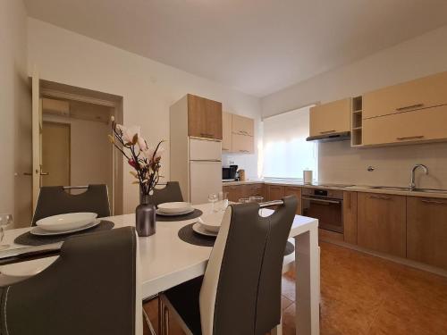 普拉Ferienwohnung für 4 Personen ca 64 qm in Pula, Istrien Istrische Riviera - b61675的厨房配有餐桌、椅子和桌子。