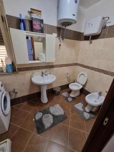 希拉Casa Vacanze Matteotti di Scilla的浴室设有2个水槽、卫生间和镜子。