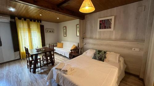 昆卡阿罗加敏托图里斯莫奈壶卡酒店 的一间卧室配有一张床、一张桌子和一张书桌